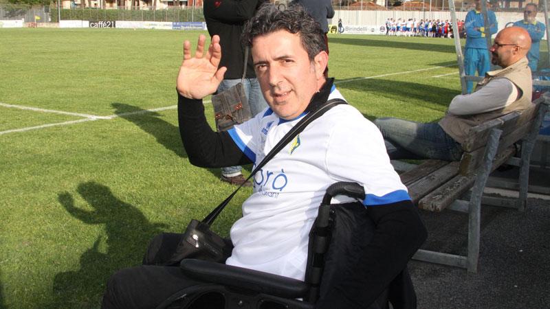 Tenta di calmare un genitore negli spalti, ex calciatore malato di Sla aggredito: «Botte a chi non si può difendere»