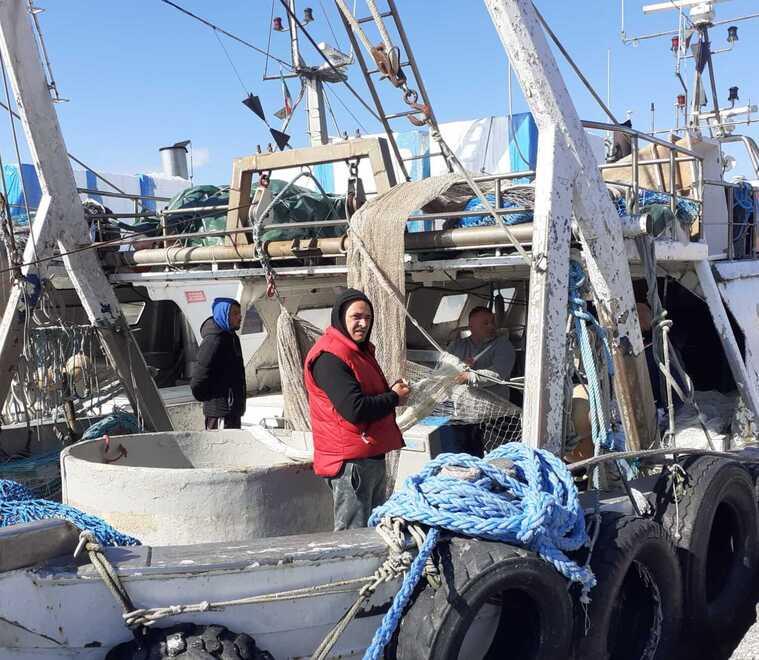 Porto Garibaldi, i pescatori: «Rischiamo di morire in mare»