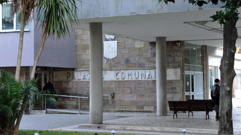 L’esterno del Comune di Follonica: da qui è partita la denuncia ai militari dell’Arma per le molte pagine social nate nell’ultimo anno che hanno messo nel mirino con video e fotomontaggi fake sindaco e giunta