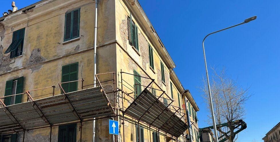 Cadono pezzi dalle grondaie delle case popolari: lavori per la messa in sicurezza dopo l’allarme