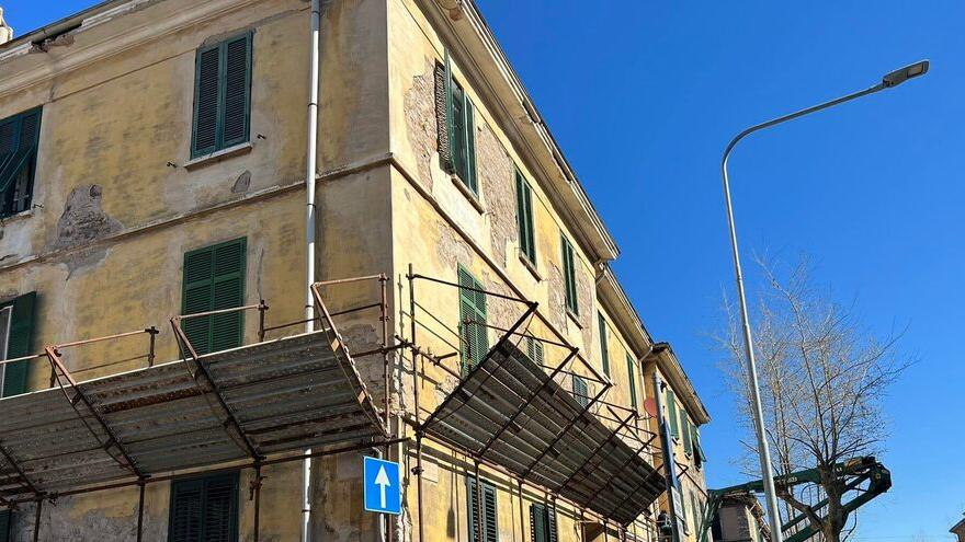 Cadono pezzi dalle grondaie delle case popolari: lavori per la messa in sicurezza dopo l’allarme