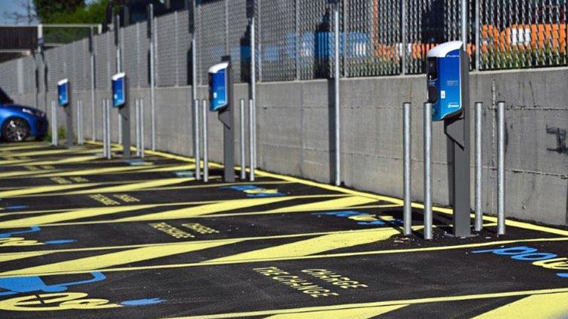 L’area di sosta Fs diventa “verde” con le colonnine per auto elettriche