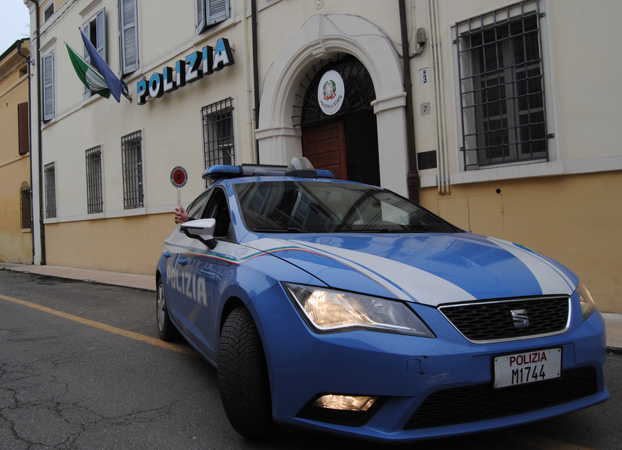 Mirandola, ubriaco danneggia un'auto: denunciato