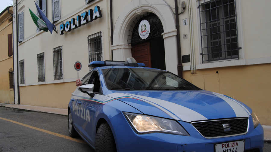 Mirandola, ubriaco danneggia un'auto: denunciato