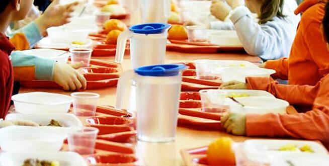 Disservizi alla mensa di Cecina, trovato anche un verme nei ravioli: «Chiederemo le penali»