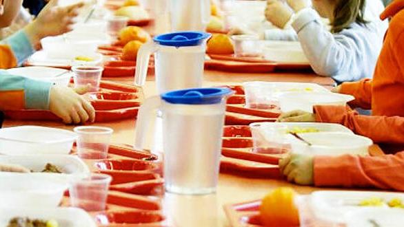 Disservizi alla mensa di Cecina, trovato anche un verme nei ravioli: «Chiederemo le penali»