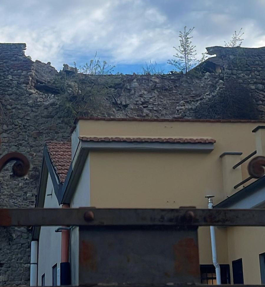 Pistoia, paura in viale Pacinotti: crollano le mura storiche sul tetto di un ristorante
