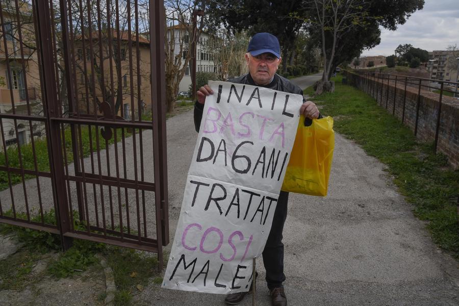 Minaccia di gettarsi dalle Mura, la polizia lo fa scendere