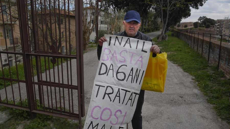 Minaccia di gettarsi dalle Mura, la polizia lo fa scendere