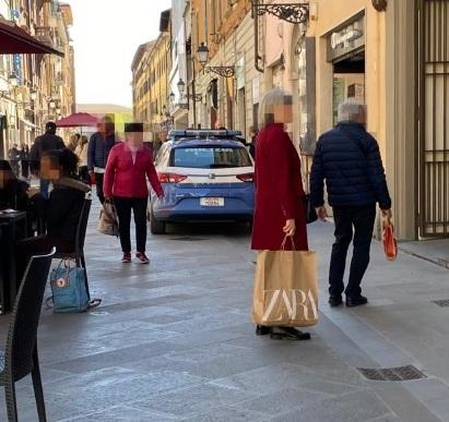 Pisa, ruba in un negozio: bloccato dal commesso 