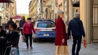 Pisa, ruba in un negozio: bloccato dal commesso