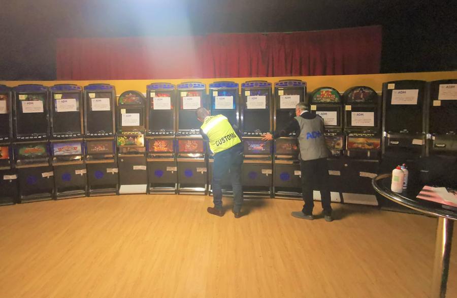 Sequestrate 14 slot machine irregolari in una sala giochi di Cagliari