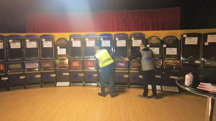 Sequestrate 14 slot machine irregolari in una sala giochi di Cagliari