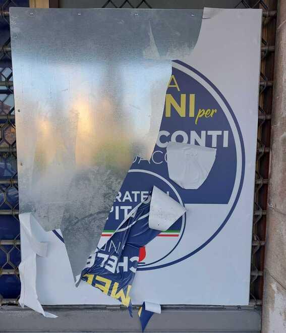 Pisa, atti vandalici contro la sede di Fratelli d’Italia in via Battelli 