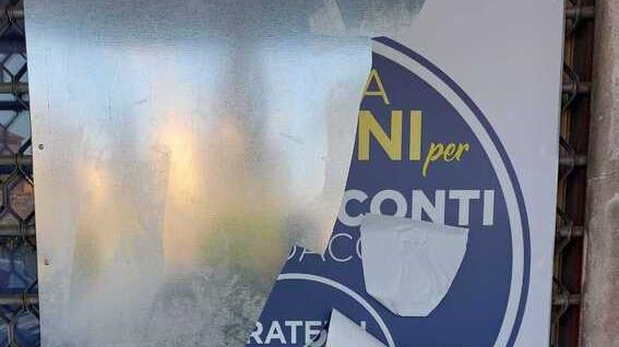 Pisa, atti vandalici contro la sede di Fratelli d’Italia in via Battelli