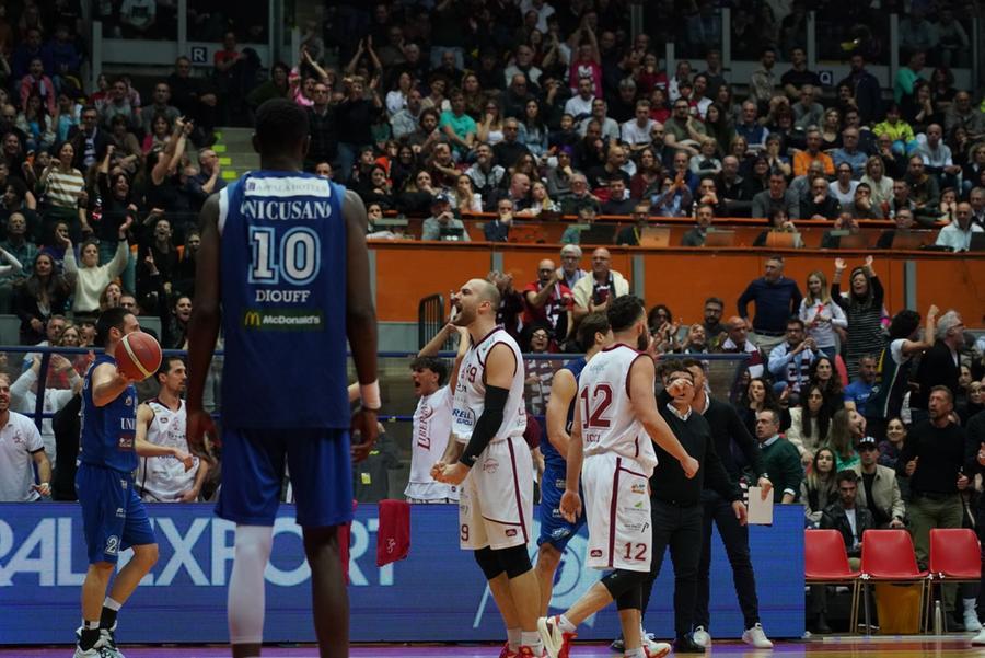 Il derby è della Libertas, la Pielle piegata 72-56. Ma è il trionfo della Livorno del basket: 8mila al Palamodì