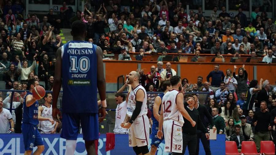 Il derby è della Libertas, la Pielle piegata 72-56. Ma è il trionfo della Livorno del basket: 8mila al Palamodì