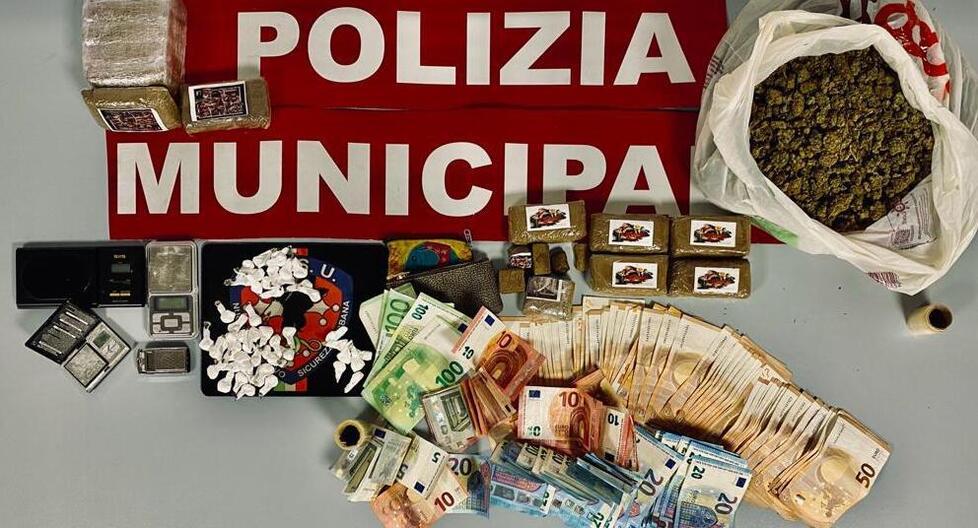 Droga, interrotta la catena di montaggio dello spaccio a domicilio a Pisa: chi sono i tre arrestati