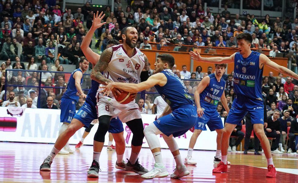 Basket, le bottigliette di Cardani e le mani di Andreazza. Il derby dei due Marco in panchina