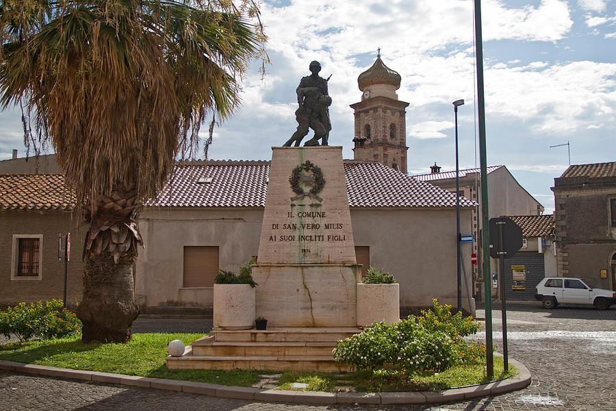 Il monumento ai caduti in centro a San Vero Milis