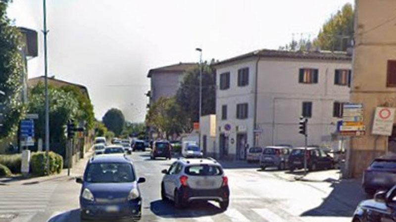 Pontedera, ciclisti indisciplinati finiscono contro un’auto: conducente accerchiato e costretto a fuggire