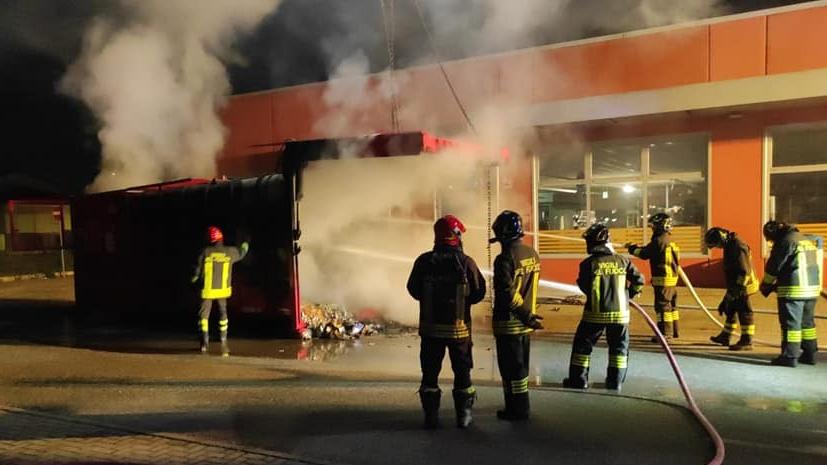 Copparo. Paura per le fiamme al market