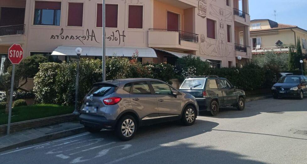 Parcheggi selvaggi a Vinci: via Puccini è nel caos e i residenti insorgono