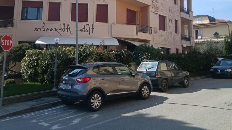 Parcheggi selvaggi a Vinci: via Puccini è nel caos e i residenti insorgono