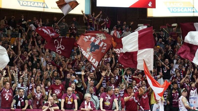 PalaModì, curve strapiene per il derby di basket. E per quattro ore è spettacolo