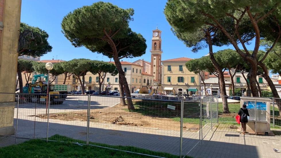 Cecina, come cambia piazza Carducci: tre aree gioco e una fontana