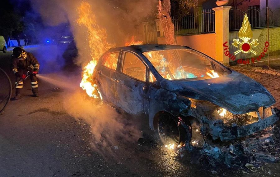 Auto in fiamme, attentato incendiario a Siniscola