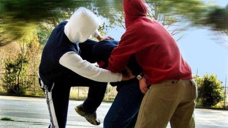 Baby gang in azione: denunciati tre ragazzi per due rapine a coetanei
