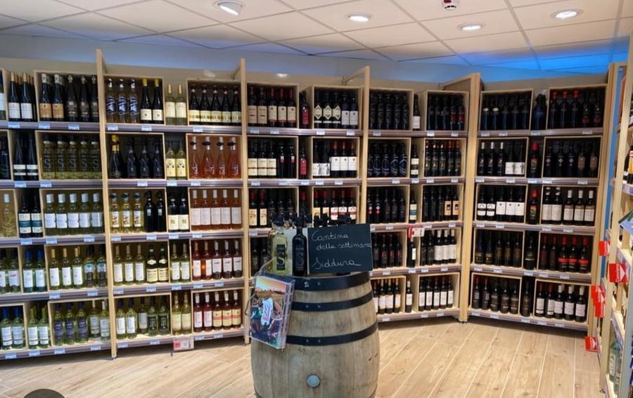 Quartu, caccia ai ladri bevitori: rubate 199 bottiglie