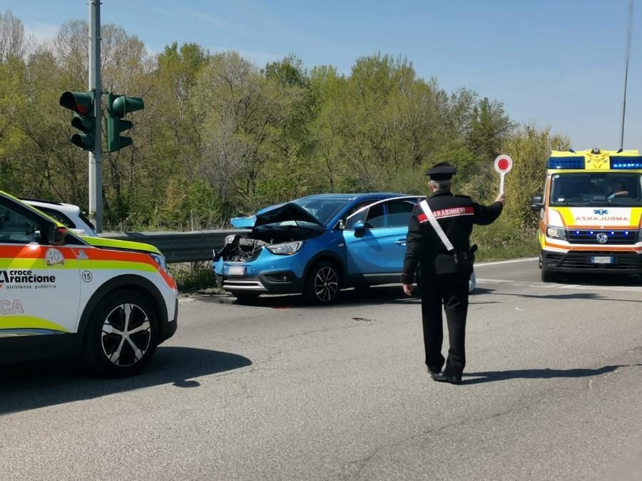 Tampona l’auto ferma al semaforo, due donne ferite