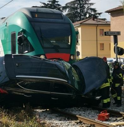 Vignola. Il suv sui binari travolto dal treno: tragedia sfiorata