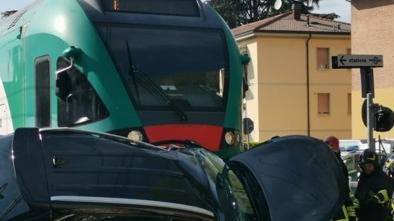 Vignola. Il suv sui binari travolto dal treno: tragedia sfiorata