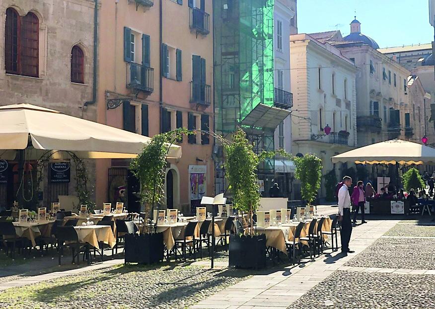 Alghero, in piazza Civica invasione di tavolini: «Così non si riesce più a passare» 
