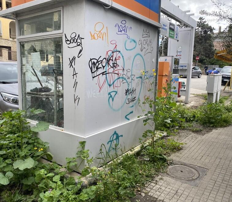 Sassari, degrado e abbandono: il distributore della Ip avvolto dalle erbacce 