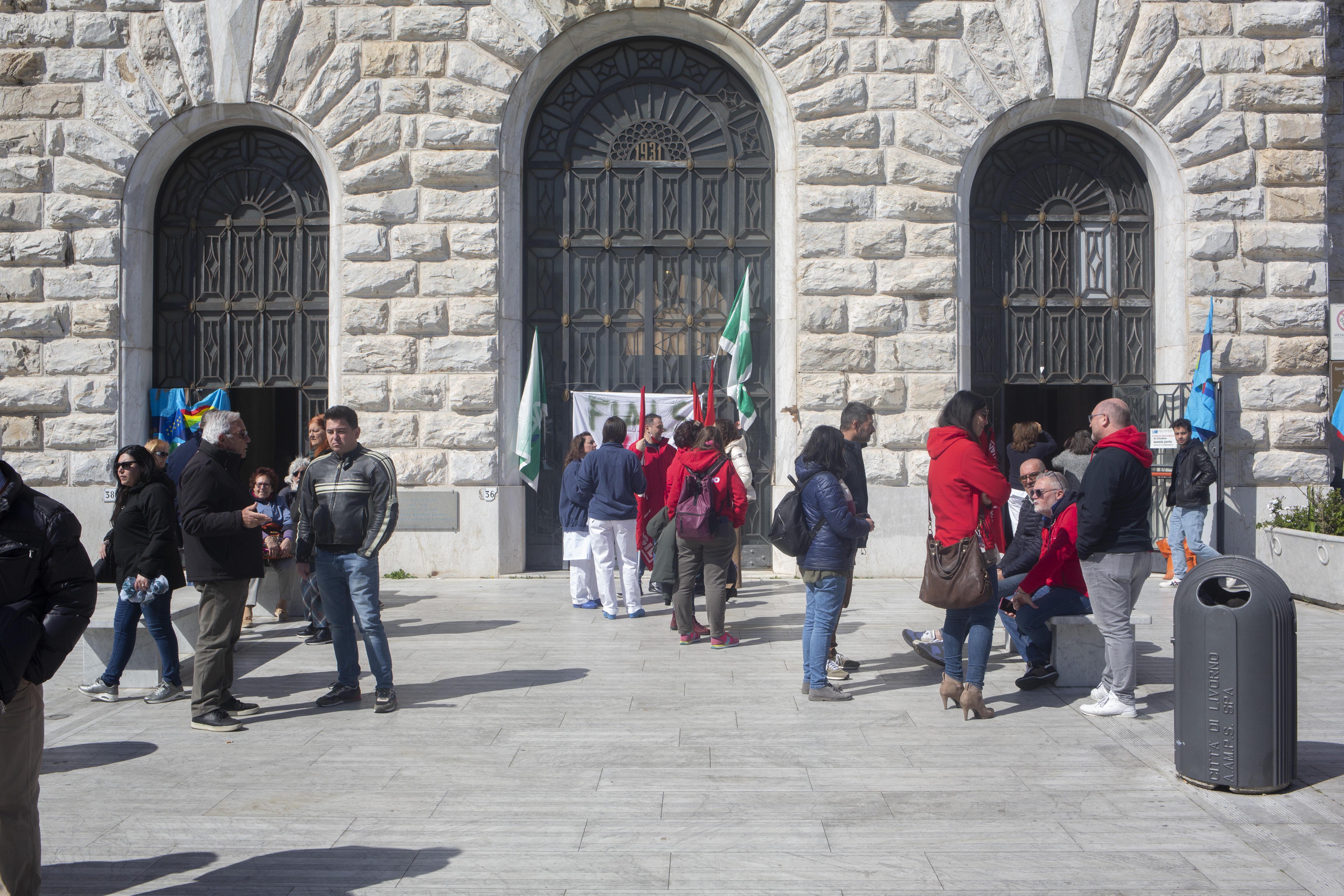 La protesta fuori dall'ospedale (foto Daniele Stefanini/Agenzia Franco Silvi)