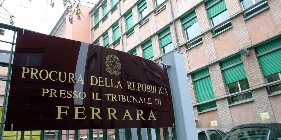 Ferrara, atti osceni davanti alla ragazzina e per attirarla finge anche un malore