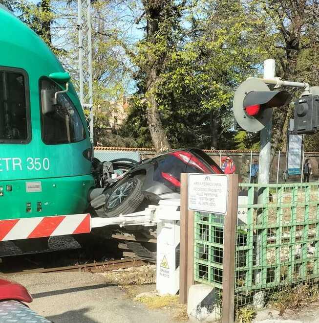 Schianto treno-auto sui binari tra Vignola e Bologna