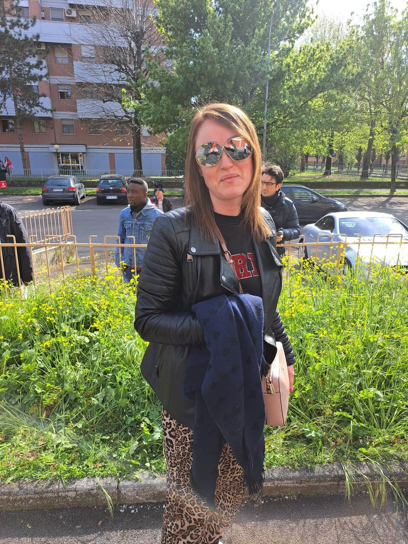 Modena Bimba caduta in via Cerretti: «L’ho vista cadere davanti ai miei occhi Ho subito chiamato il 118» 