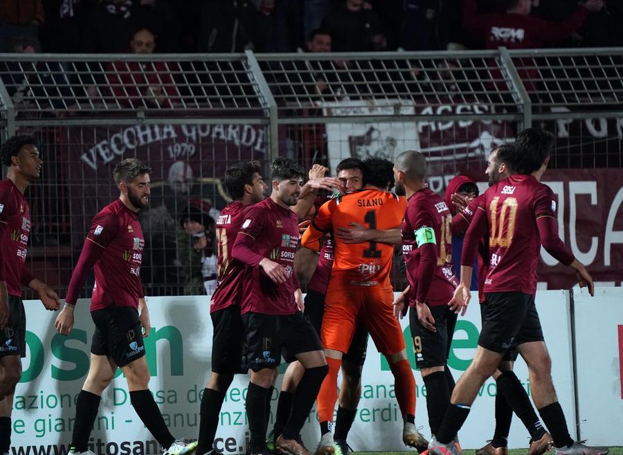 
	Matteo Guidi esulta con i compagni sotto ai tifosi dopo la rete del 2-0 del Pontedera nella vittoria con il Montevarchi (Foto di Franco Silvi)

