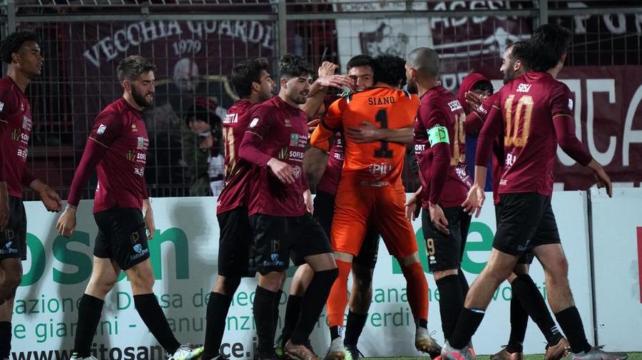Matteo Guidi esulta con i compagni sotto ai tifosi dopo la rete del 2-0 del Pontedera nella vittoria con il Montevarchi (Foto di Franco Silvi)