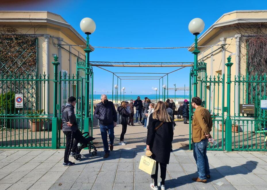 Alcune persone davanti all’ingresso dei Bagni Pancaldi in una foto d’archivio