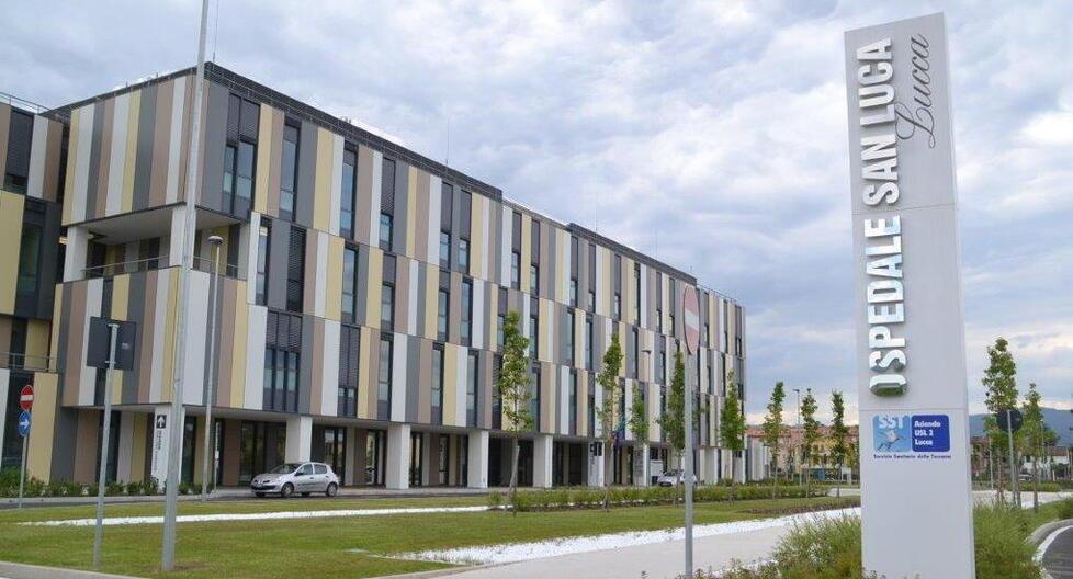 Lucca, donna cade dalla barella in ospedale, batte la testa e muore dopo un mese