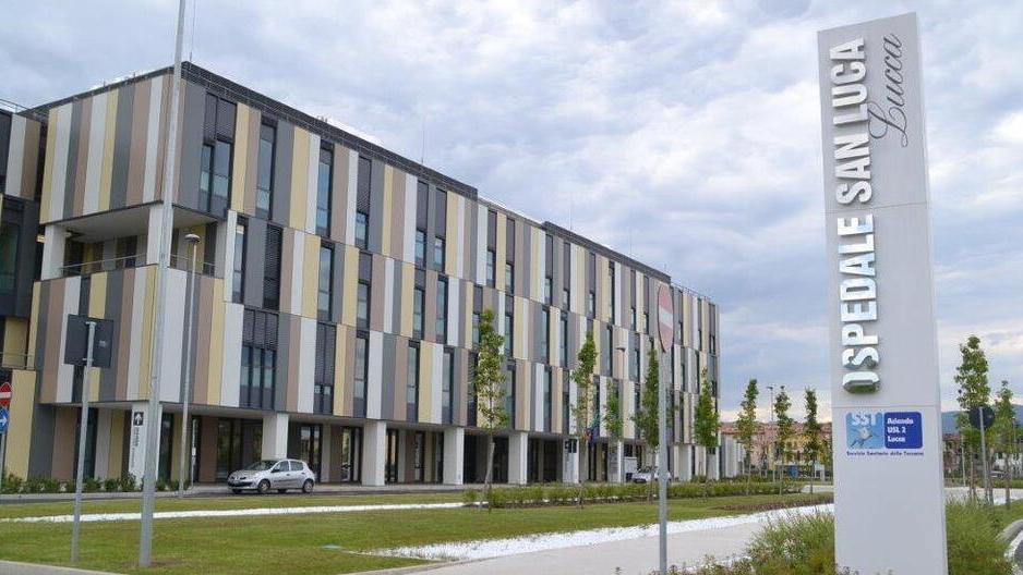 Lucca, donna cade dalla barella in ospedale, batte la testa e muore dopo un mese