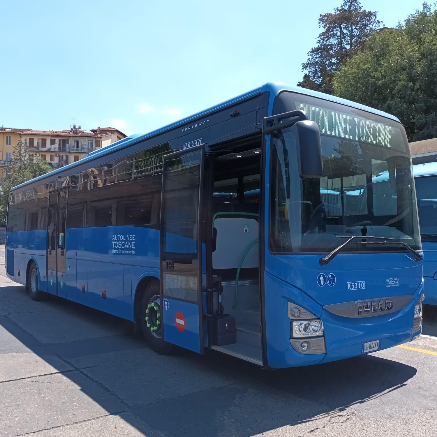 Lucca, il controllore buttato a terra e perso a calci dal passeggero