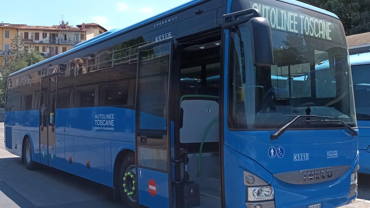 Lucca, il controllore buttato a terra e perso a calci dal passeggero