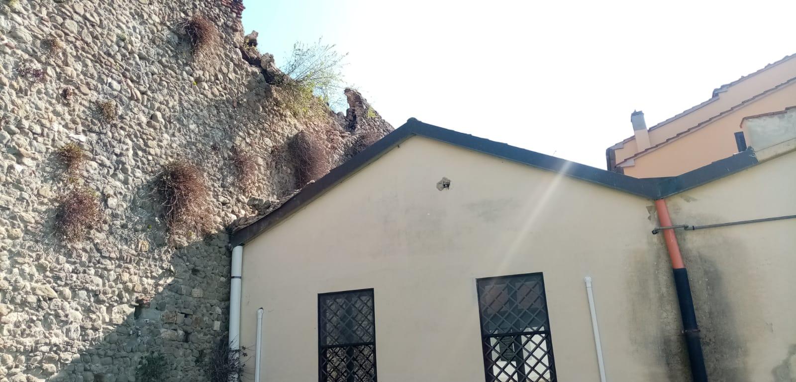 Mura crollate a Pistoia, il bar ristorante: «Riapriamo martedì senza la sala»
